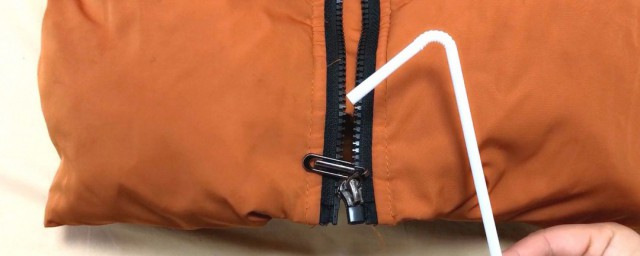 衣服卡在拉链里怎么弄(拉链里卡了衣服怎么办)