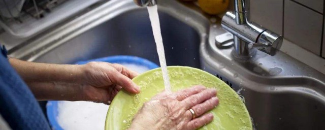 洗洁精的危害(长期使用洗洁精的危害)