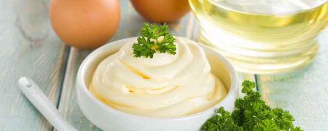 沙拉酱过期了可以食用吗(过期的沙拉酱还能吃吗一直放在冰箱)