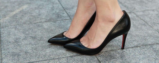 高跟鞋掉脚后跟处理方法(高跟鞋掉跟怎么处理)