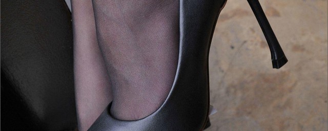 穿丝袜高跟鞋滑处理方法(穿高跟鞋袜子太滑怎么办)