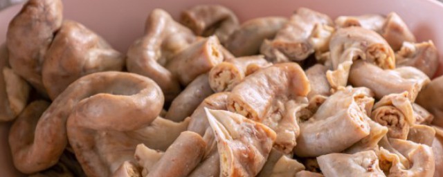 猪小肠清洗干净的技巧(猪小肠要怎么样才能洗得干净)