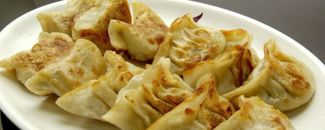 冰冻饺子可以直接煎的(冰箱的冻饺子可以直接煎吗)