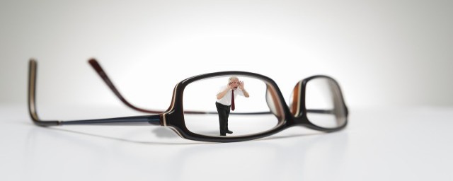 怎样清洗眼镜最干净(咋样清洗眼镜)