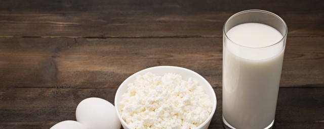 牛奶结块能不能吃(结块的牛奶可以喝吗)