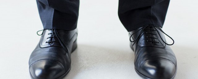 皮鞋可以用水洗吗(皮鞋可以直接用水洗吗)