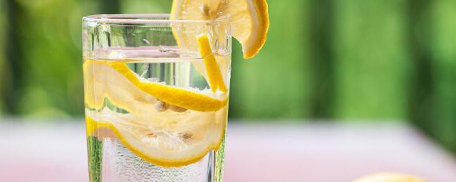 喝了柠檬水能不能晒太阳(喝完柠檬水不能晒太阳吗)