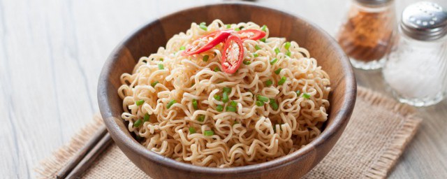 方便面过期会影响食用吗(方便面过期为什么不能吃)