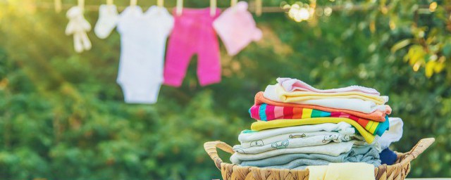 怎样去除衣服上沾上胶(衣服上沾了胶带的胶怎么去除)