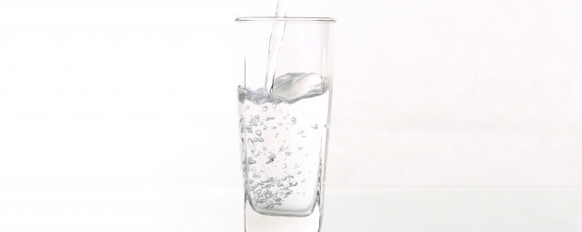 如何把杯子底部的胶清洗干净(如何洗掉杯子上的粘胶)