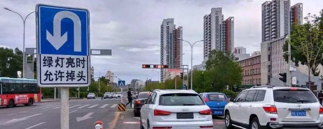 红绿灯掉头要看红绿灯吗(掉头看红绿灯么)
