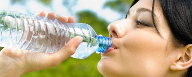 过期的矿泉水能不能喝(过期了的矿泉水可以喝吗)