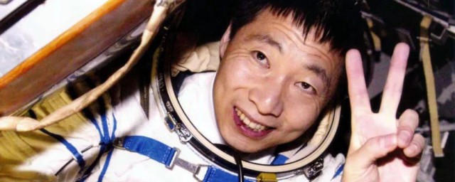 杨利伟是著名的航天员他乘坐的是神州几号飞船(杨利伟当时乘坐的飞船是神舟几号)