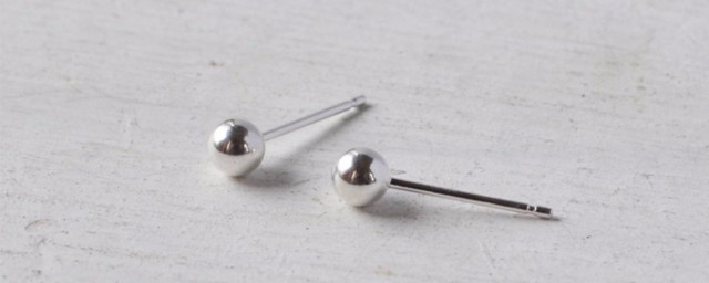 耳钉后面的塞子取不掉解决方法(耳钉后面的耳塞取不下来怎么办)