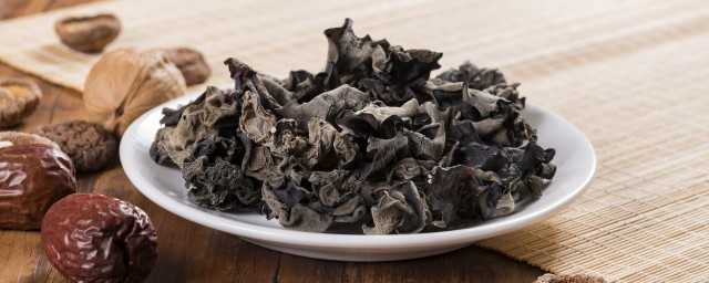 吃泡久的木耳健康吗(久泡的木耳不能吃吗)