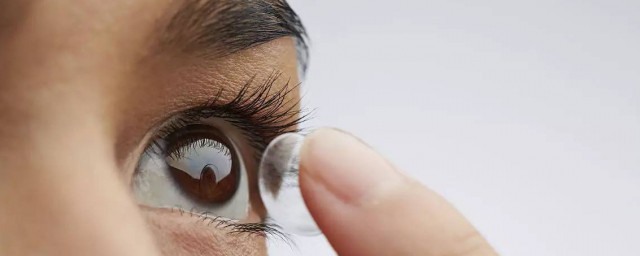 隐形眼镜戴不进去处理方法(隐形眼镜戴不进去怎么回事)