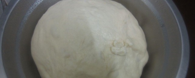 发酵完的面粘手怎么办(发酵完的面粉粘手怎么办)