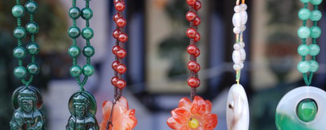 玉佛吊坠佩戴的禁忌是什么(带佛玉坠的忌讳)