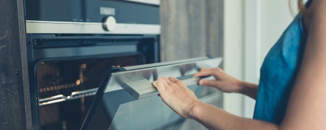 烤箱能放不锈钢盆吗(烤箱里能不能放不锈钢盆)