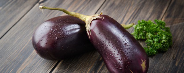 葱姜蒜烧茄子的做法(炒茄子放葱姜蒜吗)