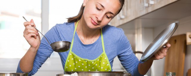 如何烹饪牛蛙(牛蛙制作吃法的过程)