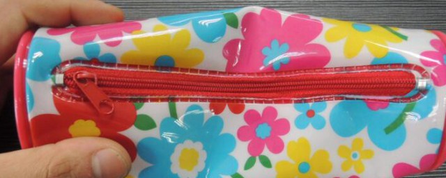 槊料笔袋如何清洗(怎样洗掉皮制笔袋上的)