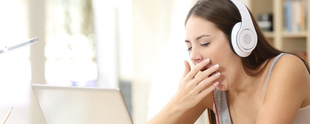 夏天防止自己犯困的方法(夏天怎么才能不犯困)