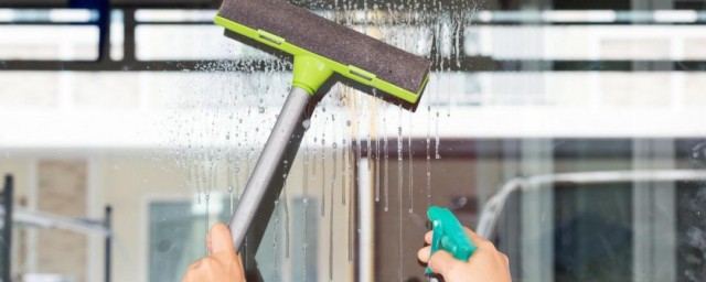 擦玻璃又快又干净的方法(擦玻璃怎么擦又快又干净)