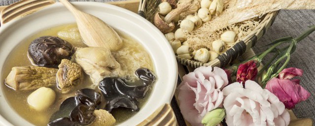 黄芪炖鸡汤的功效有哪些(黄芪炖鸡汤的功效与作用)