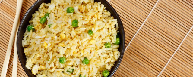 香肠蘑菇蛋炒饭的做法步骤(鸡蛋香肠炒饭的做法窍门)