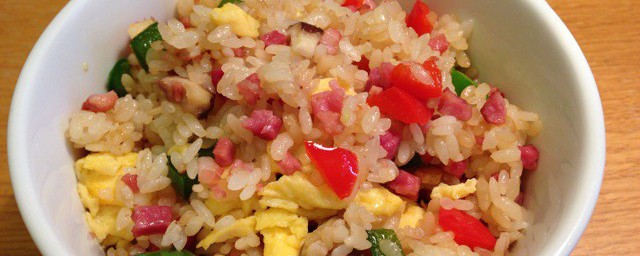 香菇火腿蛋炒饭的做法简单介绍(火腿蛋炒饭的做法简单步骤窍门)