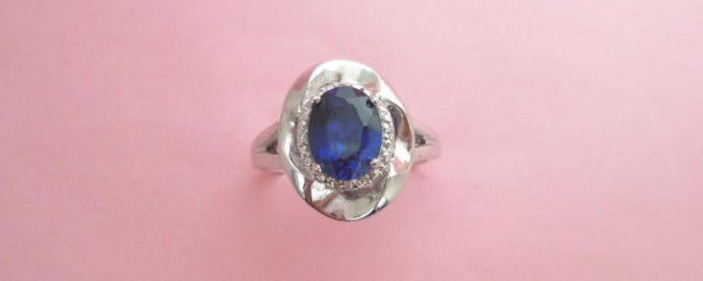 关于锆石的简介(锆石的成分)