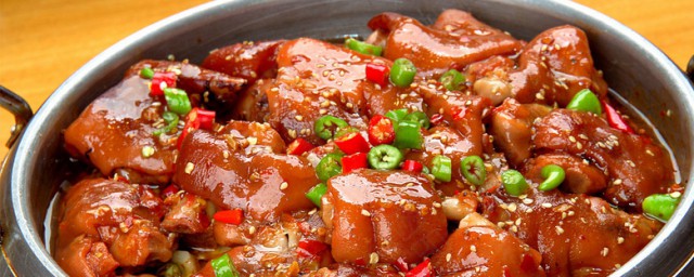 土豆焖猪蹄怎么做(猪蹄炖土豆怎么做)