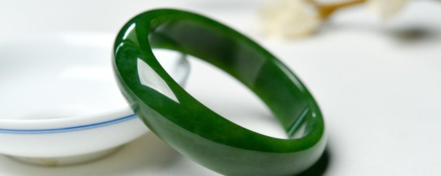 玉镯被火烧黑如何清洗(银镯子被火烧了变黑怎么清洗)