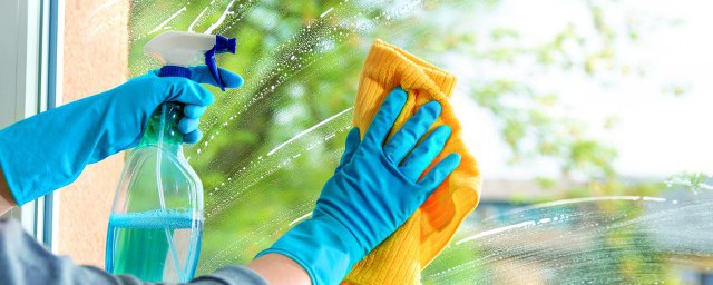 玻璃上的强力胶怎么去除(玻璃用强力胶水粘住了怎么去除)