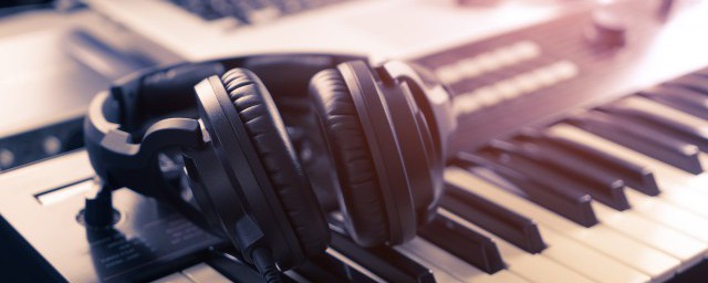 一生一世爱着你歌词是什么(一生一世爱你是什么歌里面的歌词?)