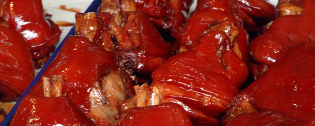 烤猪的做法步骤(烤猪制作全过程和配方)