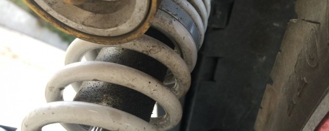 减震漏油的影响(减震漏油有什么危险吗)