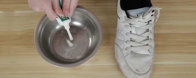 小白鞋洗白方法(白鞋洗白小窍门简单)