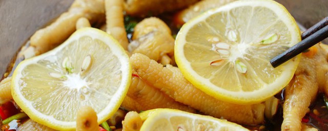 关于柠檬鸡爪用黄柠檬还是青柠檬的问题(柠檬鸡爪可以用青柠吗)