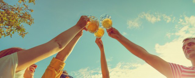 啤酒加雪碧一起喝容不容易醉(啤酒是不是不能和雪碧一起喝)