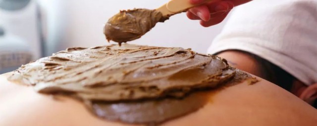 泥灸排出的水珠是不是湿气(敷泥灸出的水是湿气吗)