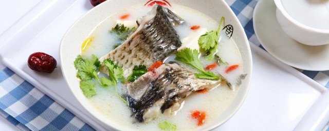 五味子煲鲫鱼汤功效有哪些(鲫鱼和五味子煲汤有什么功效)