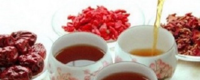 枸杞和桑葚泡水作用(枸杞和桑葚泡水喝的功效)