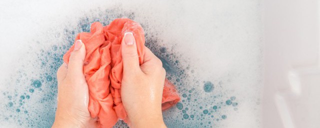 衣服染色的清洗方法(衣服染色用什么清洗)