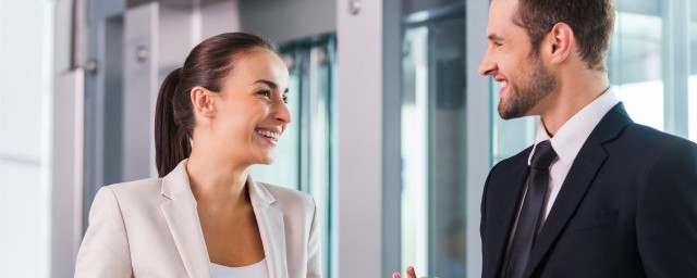聊天时如何逗女人开心(怎么逗女孩开心的聊天)