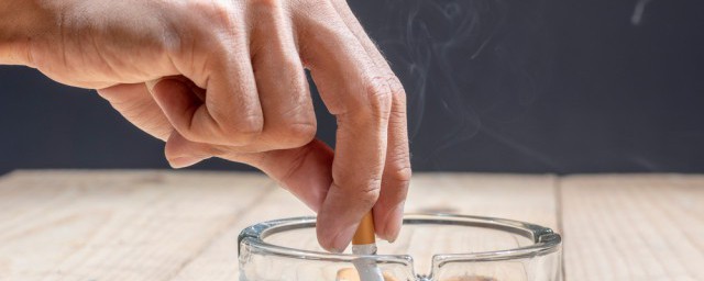 烟灰缸里真的不能放水吗?(烟灰缸里面能放水吗)