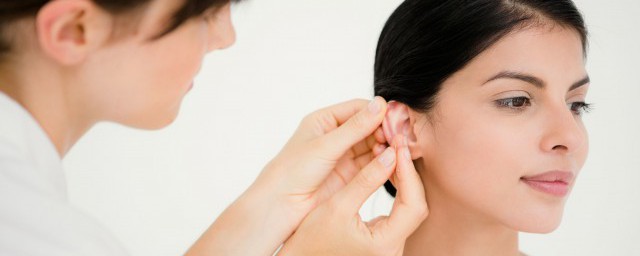 新手转动耳钉步骤(旋转式耳钉怎么拿下来)