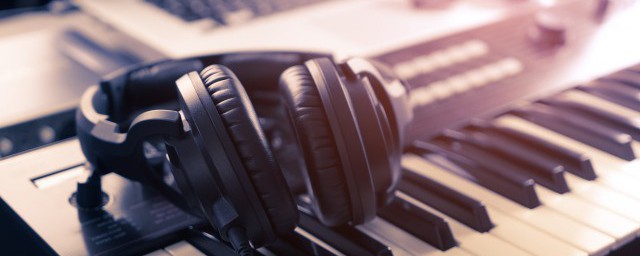 类似爱情歌词有什么含义(类似爱情歌曲表达含义)