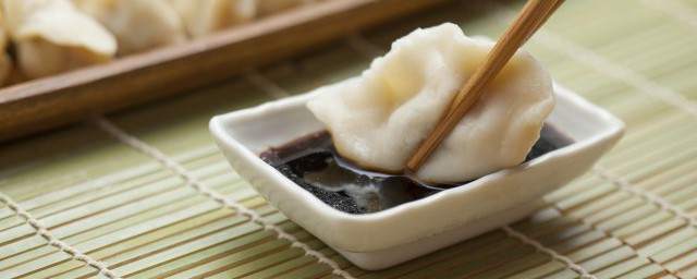 饺子里包硬币的寓意(把硬币包饺子里的寓意)